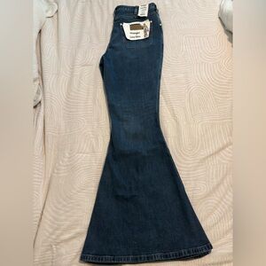 Wrangler retro high rise women’s  Lainey Wilson Bell Bottoms Flare jeans 33x34